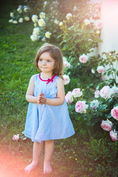 Enfant Debout Pieds Nus Fleurs Roses Fleurs Sur Herbe Verte — Photo