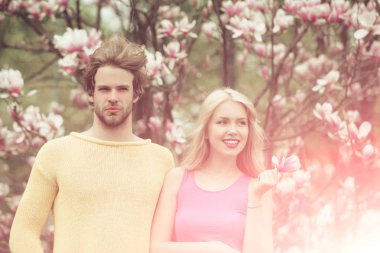 Çift çiçek çiçek aşık, Bahar.