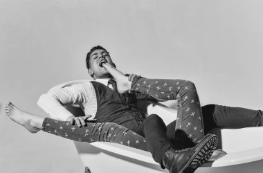 mutlu bir adam ya da kadın bacaklar banyo ısırma işadamı