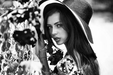 oldukça parlak makyaj genç seksi kadınla yüz gül çiçekleri açık, closeup ile kırmızı yuvarlak retro şapkalı