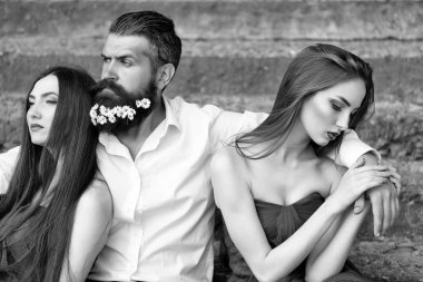 çiçeklerle karahindiba sakal taşlı merdiven güneşli açık mor elbise iki genç güzel kadınlarla Beyaz tişörtlü yakışıklı adam