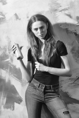 Güzel bir kız ya da sprey boya şişeyle güzel ressam