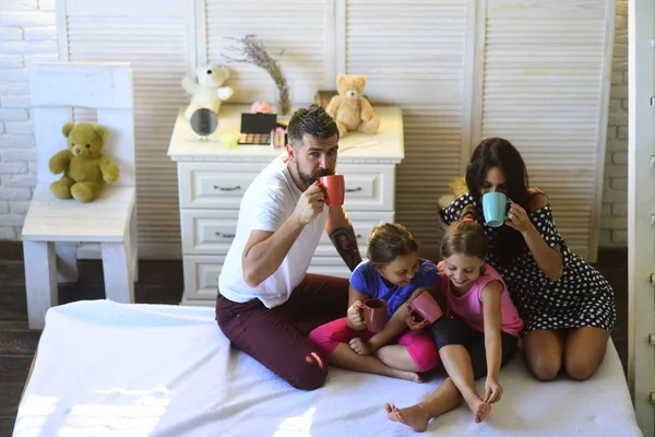 Mãe Pai Filhas Com Xícaras Chá Apartamento Família Amorosa Conceito — Fotografia de Stock