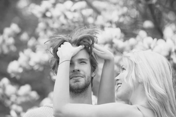 Familia pareja en primavera magnolia flor . —  Fotos de Stock