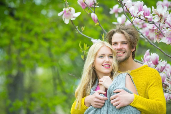 Dating-Paar verliebt in lächelndes Mädchen und Mann — Stockfoto