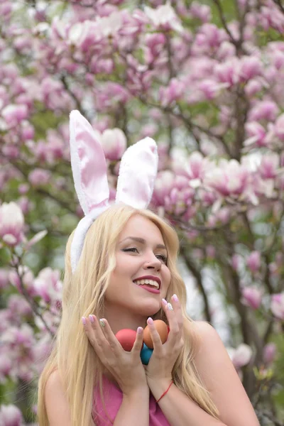 Dziewczyna Czy Ładna Kobieta Długie Blond Włosy Pisanki Różowe Bunny — Zdjęcie stockowe