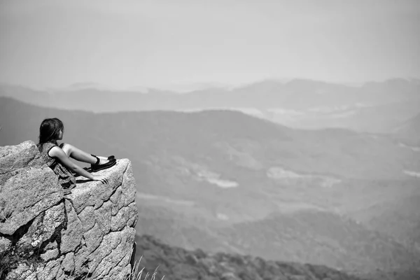 Little girl in mountains — Stock Photo, Image