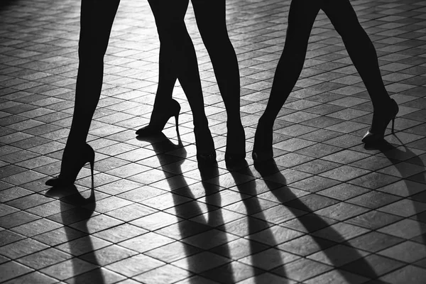 Jambes féminines dans les chaussures — Photo