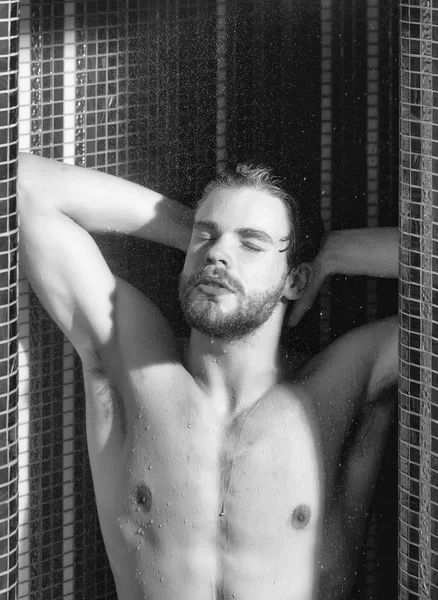 肌肉帅哥在淋浴下水湿 — 图库照片