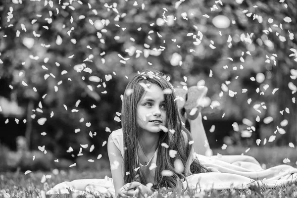 Bella Bambina Abito Rosa Con Lunghi Capelli Castani Sdraiati Erba — Foto Stock