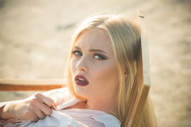 Şehvetli dudakları, makyaj yüz ve uzun sarı saçlı olan kadın