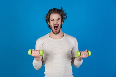 Adam mavi zemin üzerine bağırarak sporcu,.