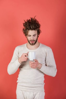 Çay bardağı kırmızı zemin üzerine uykulu adamla.