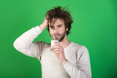 adam içki hap su cam, baş ağrısı, akşamdan kalma, uykusuzluk ile