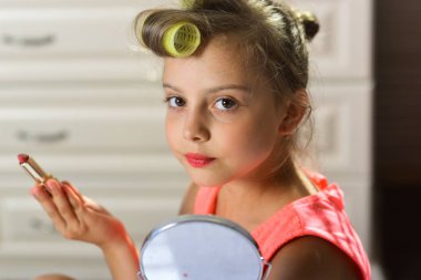 Çocuk dudaklar boya ve anneler kozmetik makyaj yapmak çalışıyor