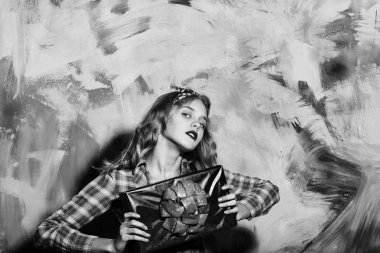 Kırmızı hediye kutusu altın yay ile güzel kız