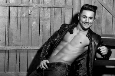 Şehvetli şık genç adam