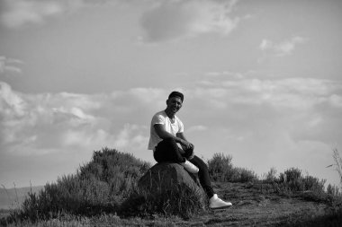 kaslı adam su şişesi