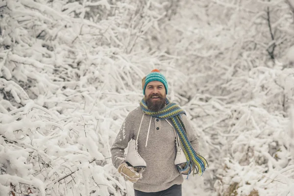 Homem Barbudo Com Patins Floresta Nevada Temperatura Congelamento Frio Queda — Fotografia de Stock