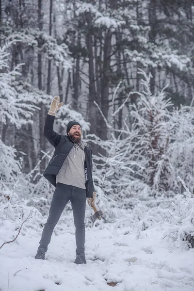 Bebaarde Man Met Bijl Het Besneeuwde Bos Temperatuur Bevriezing Koude — Stockfoto