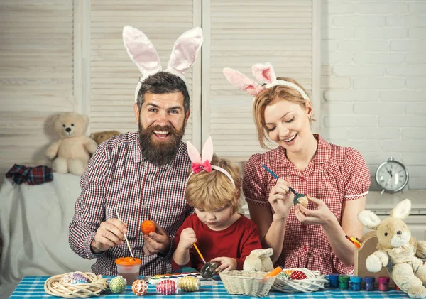 Mutlu Paskalya Aile Boya Yumurta Paskalya Anne Baba Çocuk Bunny — Stok fotoğraf