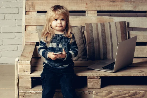 Niño en el ordenador con teléfono celular, SMS y 4G . — Foto de Stock