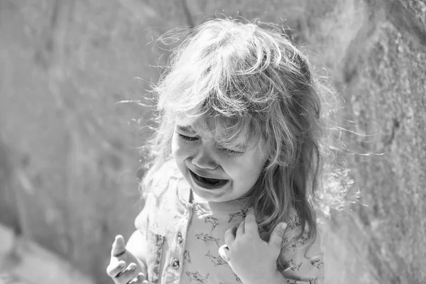 Bonito menino infeliz chorando — Fotografia de Stock