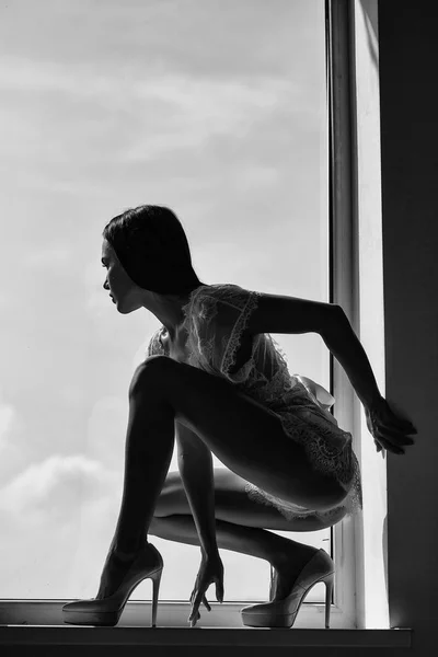 Seksowny dziewczynka w oknie — Zdjęcie stockowe