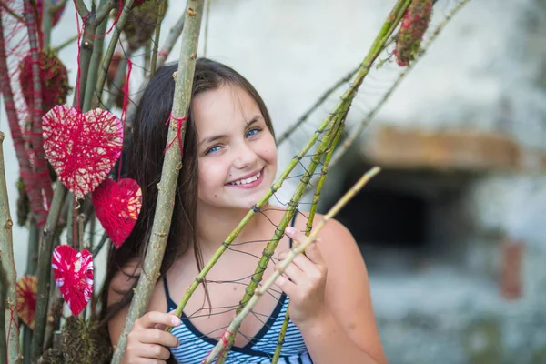 Ragazza sorridente con composizioni floreali — Foto Stock