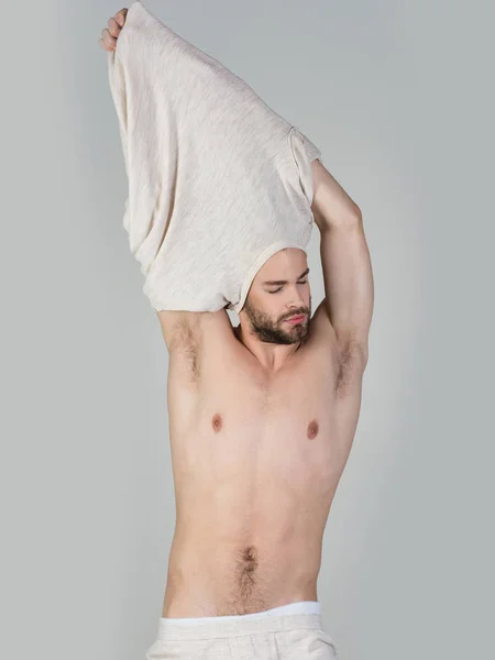 Sexy hombre con el pelo sin peinar con cuerpo muscular desvestirse — Foto de Stock