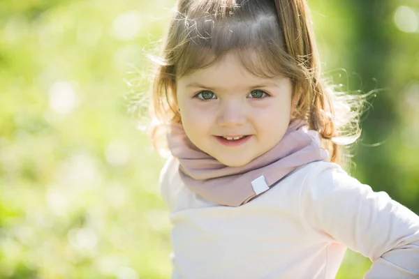 Baby flicka med leende på bedårande ansikte solig dag — Stockfoto