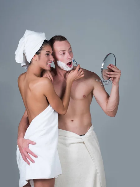Dva muži a dívka holení — Stock fotografie