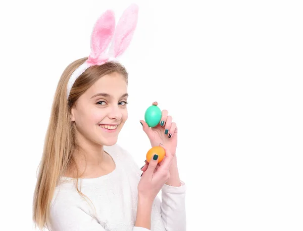 Chica en orejas de conejo sonrisa con huevos, la caza de Pascua —  Fotos de Stock