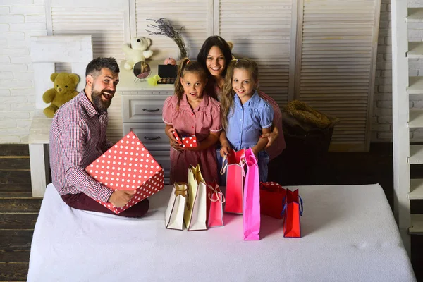 Adam, kadın ve çok güzel hediyeler evde çocuklarla — Stok fotoğraf