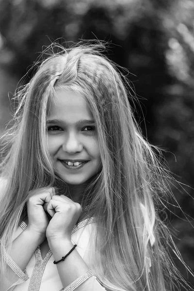 Kleines Mädchen im weißen Kleid im Freien — Stockfoto