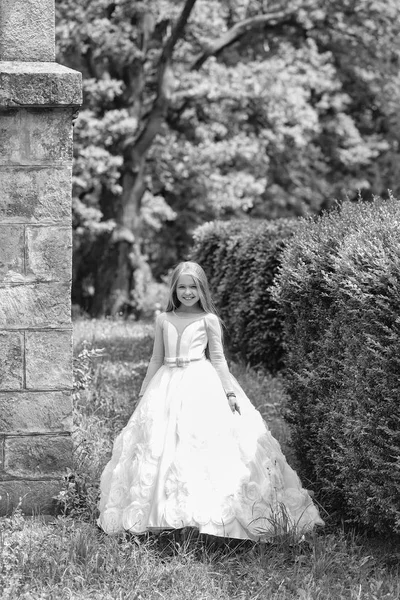 Liten flicka i vit klänning utomhus — Stockfoto