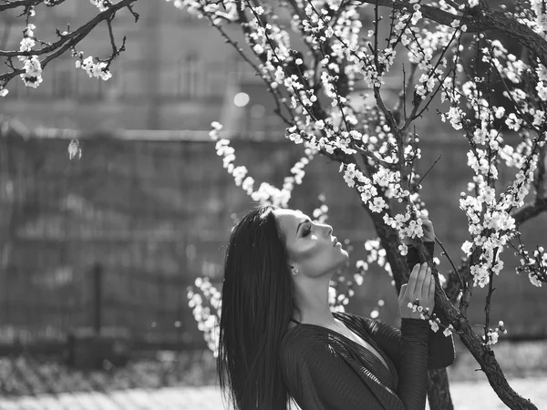 Menina sensual com flores florescendo — Fotografia de Stock