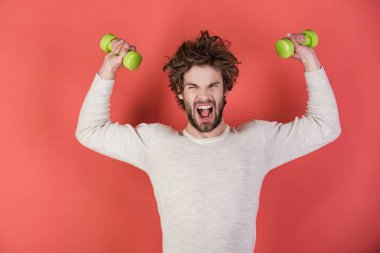 Adam kırmızı zemin üzerine bağırarak sporcu,.