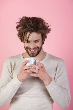 Pembe bir arka plan üzerinde çay bardağı ile mutlu adam.