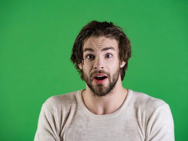 Adam splash su yüzüne yeşil zemin üzerine.