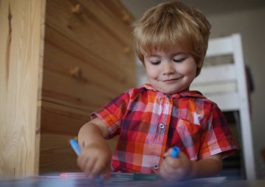 Boyama kitabı ile ressam çocuk oyun.