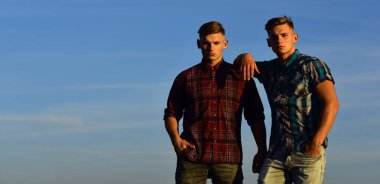 Adam İkizler atletik vücut, aile değerleri ile.