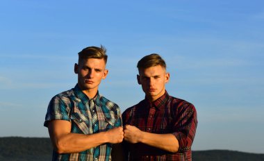 İki ciddi birbirlerine yumruk ikiz