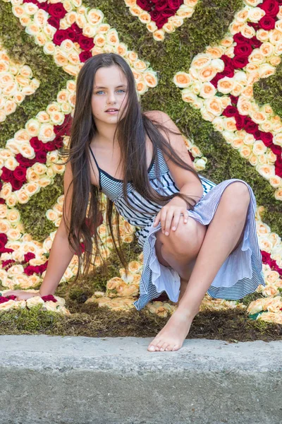 Valentines day, little girl, love, romance, flowers, roses, floral background — Stock Photo, Image