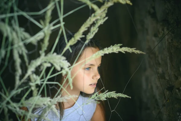 Pequeño niño mira a través de malla metálica — Foto de Stock