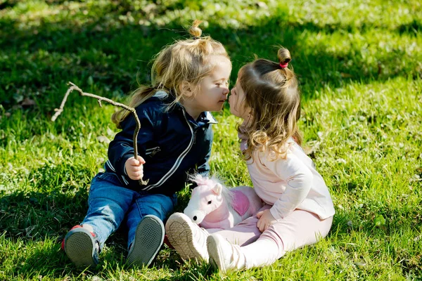 晴れた日に男の子と女の子のキス — ストック写真