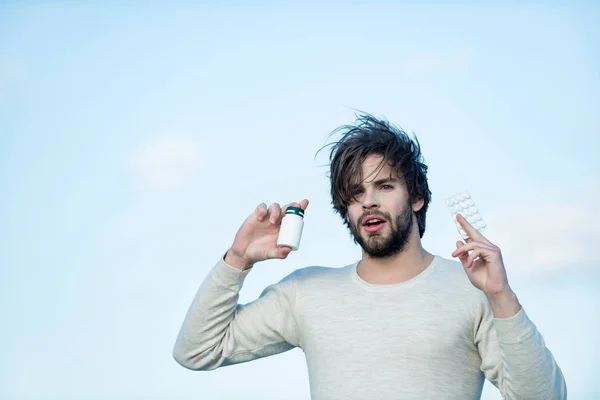 Homem com comprimidos em frasco e blister . — Fotografia de Stock