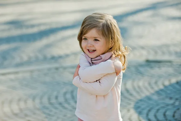 Sonrisa infantil con abrazo gesto de mano en día soleado — Foto de Stock