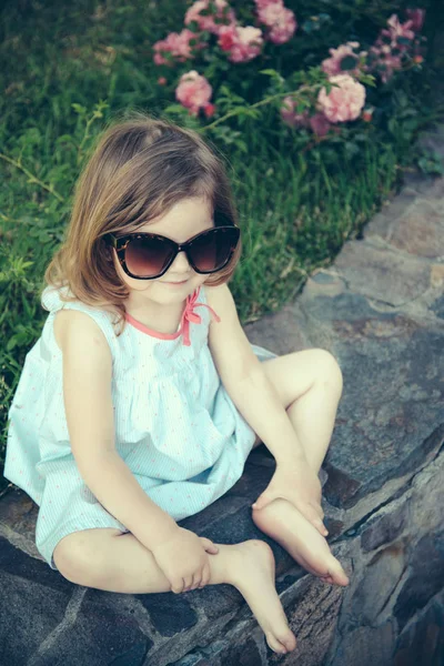 Дівчина в сонцезахисних окулярах і синій сукні — стокове фото