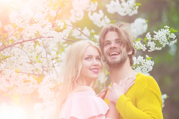 Sensual mujer y hombre en flor de cerezo —  Fotos de Stock